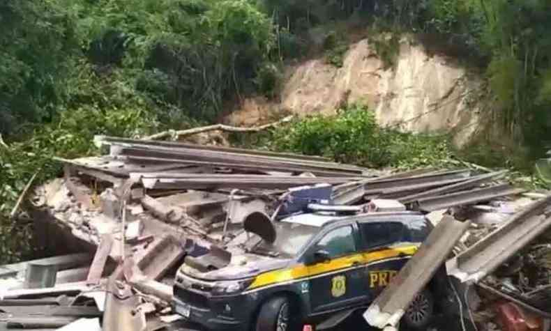 Um posto da Polcia Rodoviria Federal foi destrudo por um deslizamento de terra ontem, em Paraty, mas sem vtimas