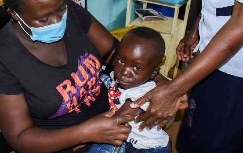 Menino queniano  vacinado
