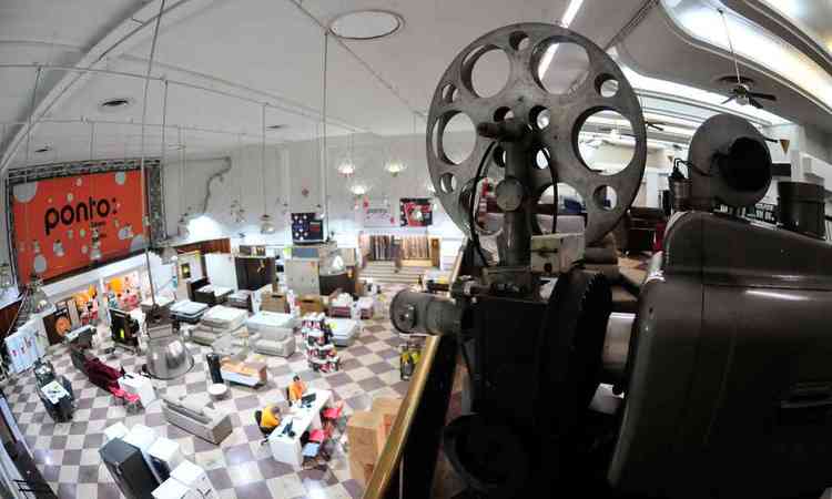 Loja que funciona no salo do antigo cinema exibe projetores e manteve a tela do Art-Palcio