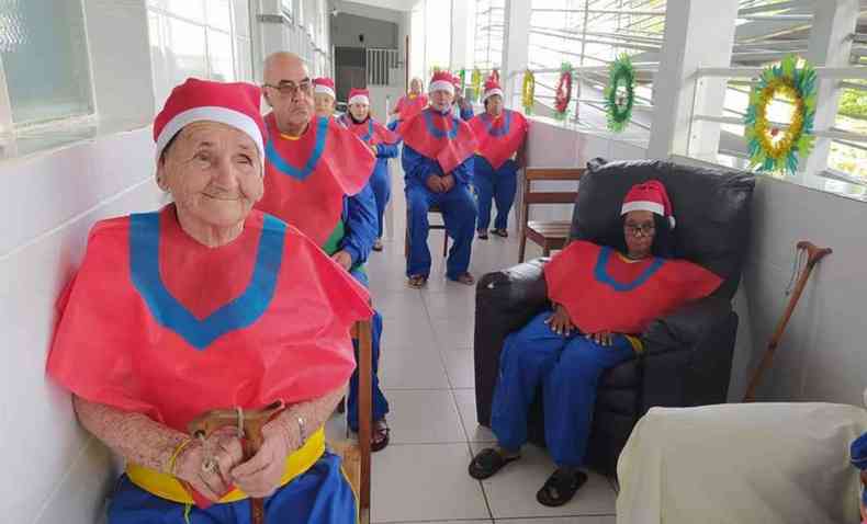 Internos do Lar Vicentino durante celebrao do Natal, em 10 de dezembro, mantendo o distanciamento sugerido pelas autoridades de sade(foto: Reproduo/Rede Social LVSJ)