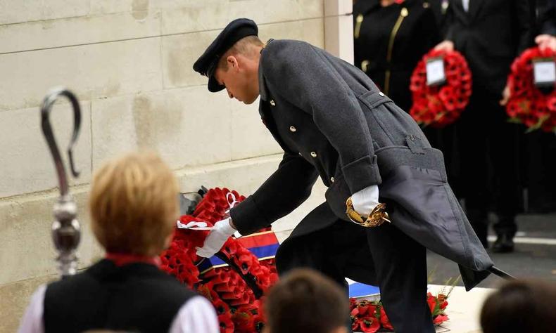 O prncipe William, duque de Cambridge, da Gr-Bretanha, deposita uma coroa de flores no Cenotfio com uma mensagem da rainha Elizabeth da Gr-Bretanha, durante a cerimnia do Domingo de Lembrana em Whitehall