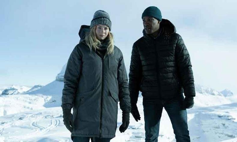 Sophie Turner e Corey Hawkins na s�rie Survive (foto: Quibi/Reprodu��o)