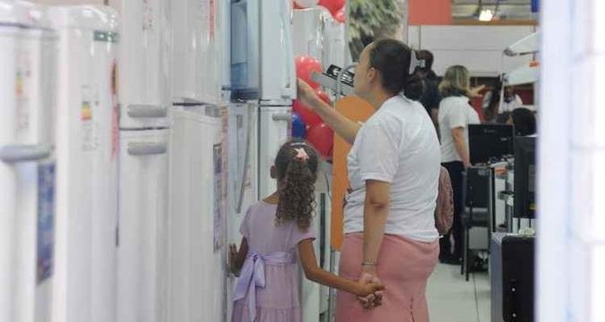 Lista de produtos que tero troca acelerada inclui telefone celular, televiso, mquina de lavar roupas, geladeira, fogo e produtos para sade(foto: Marcos Michelin/EM/D.A Press)