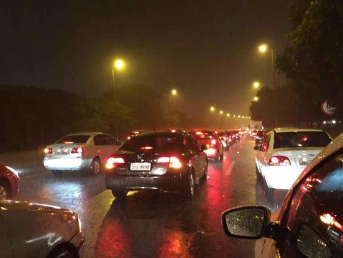 Eix�o Norte tr�nsito complicado por causa dos alagamentosBernardo Bittar/CB/D.A. Press