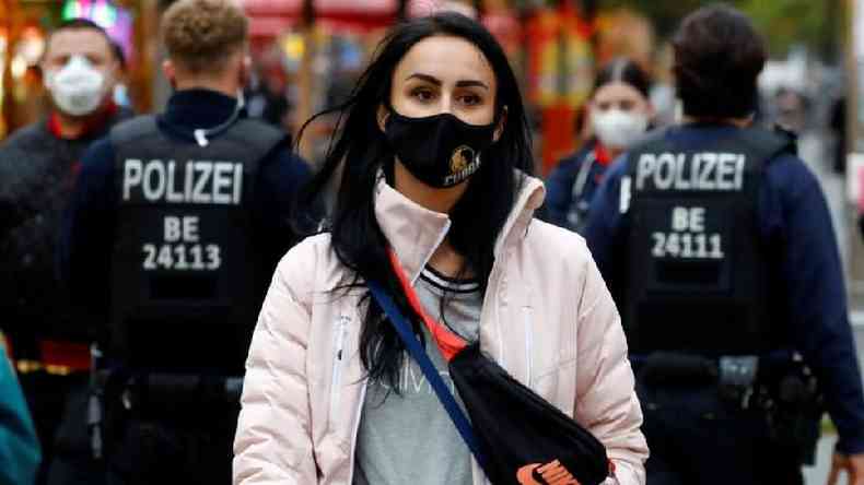 Policiais checam se pessoas usam mscaras nas ruas da Alemanha(foto: Reuters)