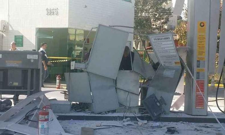 Com o impacto da explosão parte do forro e alguns vidros ficaram danificados, mas ninguém ficou ferido(foto: Paulo Filgueiras/EM/D.A Press ) Com o impacto da explosão parte do forro e alguns vidros ficaram danificados, mas ninguém ficou ferido(foto: Paulo Filgueiras/EM/D.A Press )