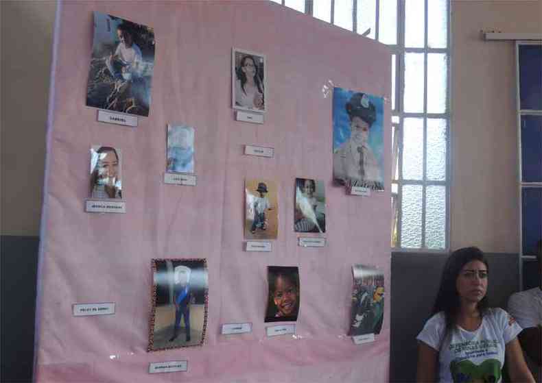Mural com as fotos das vtimas foi colocado na igreja durante a celebrao(foto: Oliveira Junior/Divulgao)