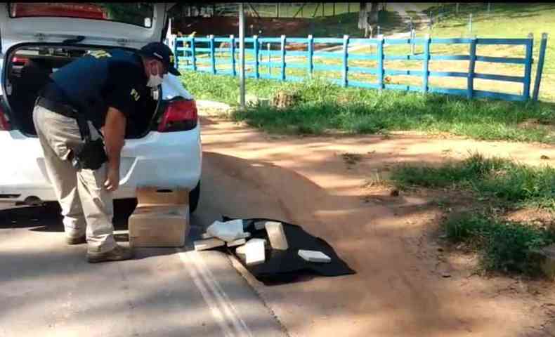 Agentes da PRF apreendem barras de pasta base de cocaína e cocaína dentro de um carro na BR-354, no Sul de Minas