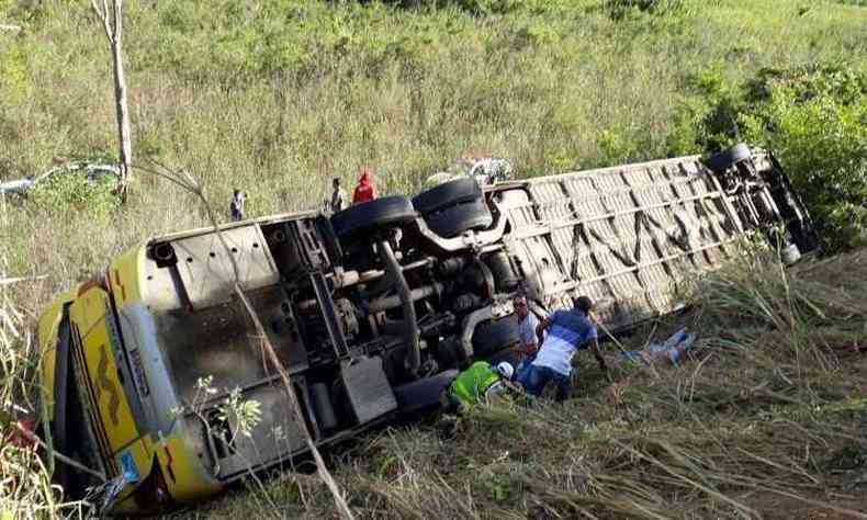 O nibus tombou e sete pessoas morreram no acidente: testemunhas afirmam que o condutor passou mal antes de perde o controle da direo(foto: Polcia Militar/Divulgao)