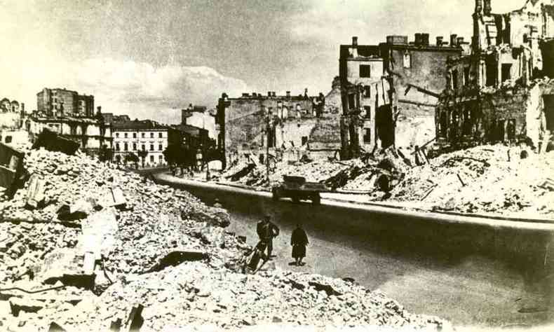 Em 1943, durante a guerra, a Rua Khreschatyk, no Centro da cidade, bombardeada pelos alemães