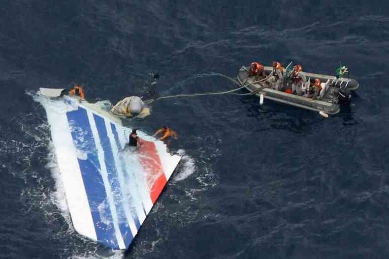 Equipes recuperam parte do avio da Air France em alto mar