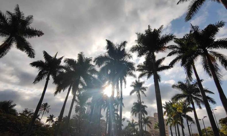 Sol entre nuvens e rvores, na Praa da Liberdade