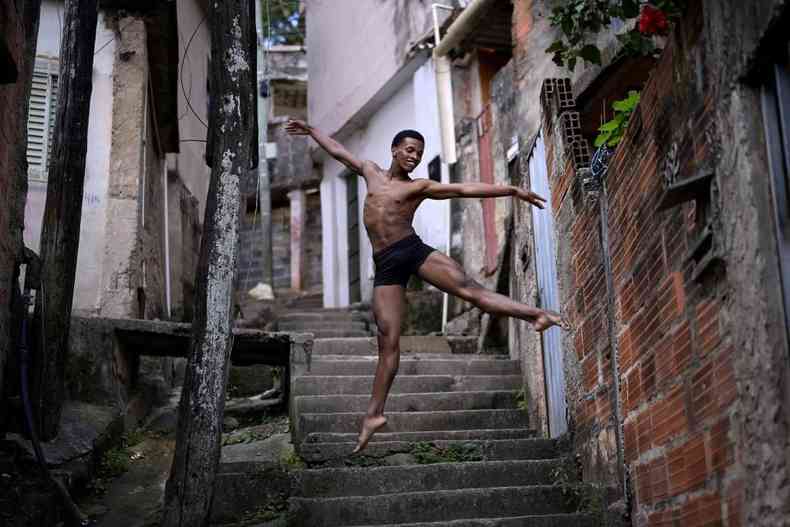 Dyhan faz movimentos de bal em escadaria da favela