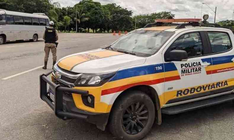 Na foto, viatura da Polcia Rodoviria Militar e policial em rodovia mineira