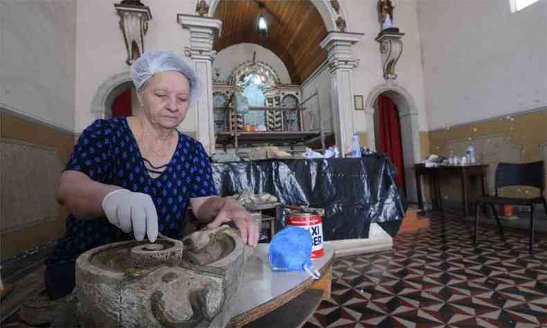 No Instituto So Jernimo, Elizabete Teixeira Tfani trabalha na restaurao de altar que pertenceu  Fazenda da Baronesa(foto: Beto Novaes/EM/DA Press)
