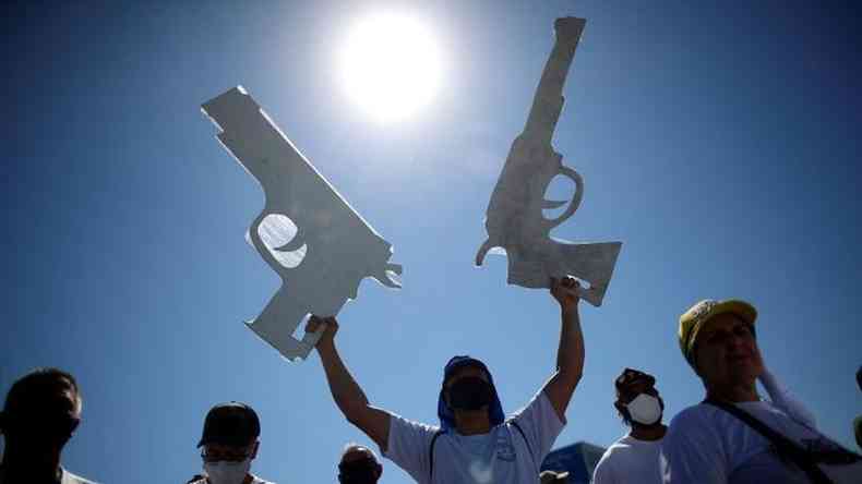 Protesto em favor da posse de armas em Braslia em 9 de julho; registro de armamentos praticamente duplicaram em um ano(foto: Reuters)