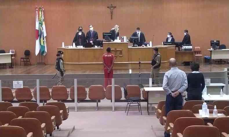 O ru Sidney da Silva ouviu a sentena proferida pela juza Fabiana Gomes Ferreira, do III Tribunal do Jri de Belo Horizonte (foto: TJMG/Divulgao )