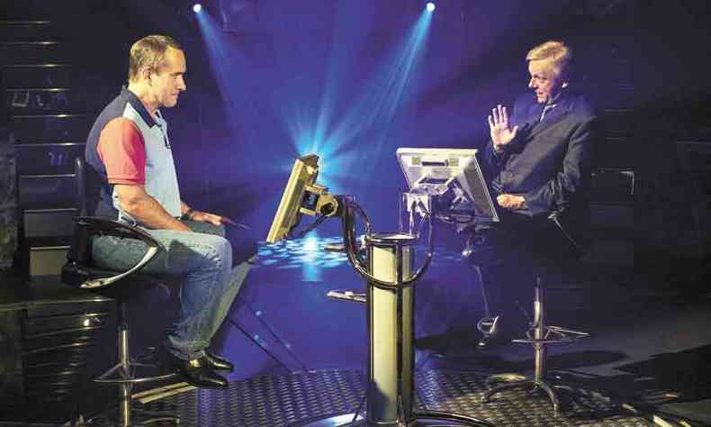Os atores Matthew Macfayden e Michael Sheen em ''Quiz %u2013 Quem quer ser um milionrio?''(foto: Globoplay/divulgao)