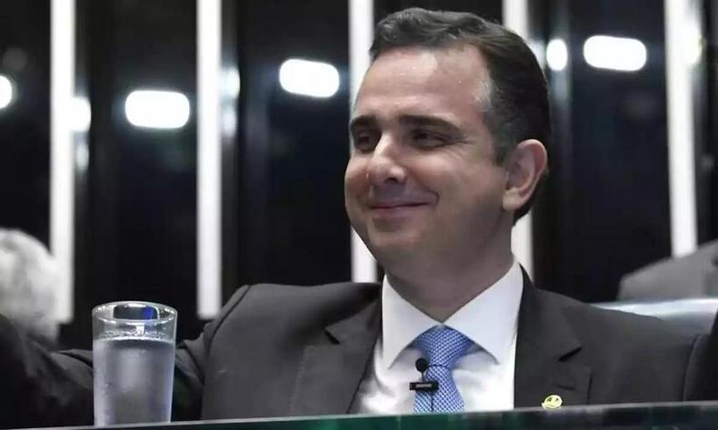 Rodrigo Pacheco disse que pretende manter um perfil conciliador no Congresso Nacional(foto: Divulgação/Senado) Rodrigo Pacheco, sentado na cadeira da presidência do Senado, sorrindo
