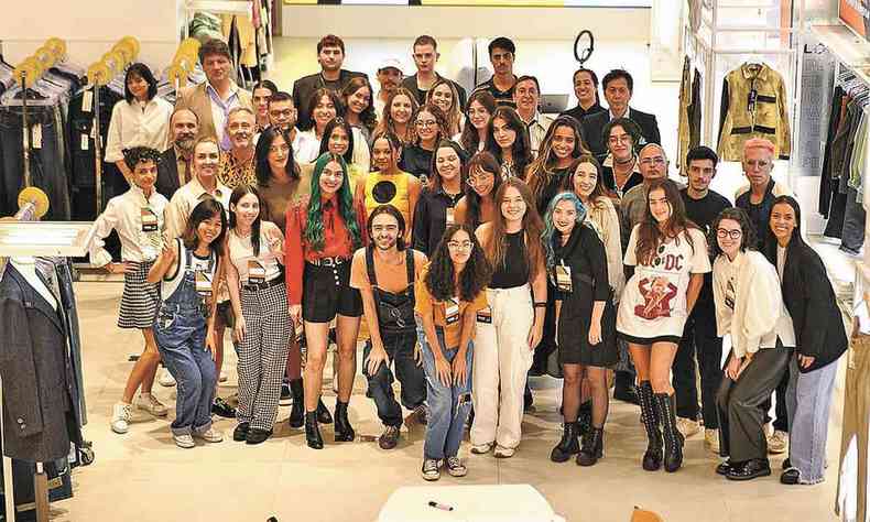 Estudantes que participaram do workshop Pierre Cardin Young Designers Contest 2023