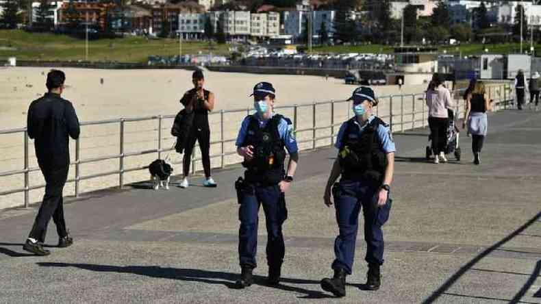 Policiais patrulham lockdown em Sydney; pessoas s podem sair de casa para praticar exerccios ou para atividades essenciais(foto: EPA)