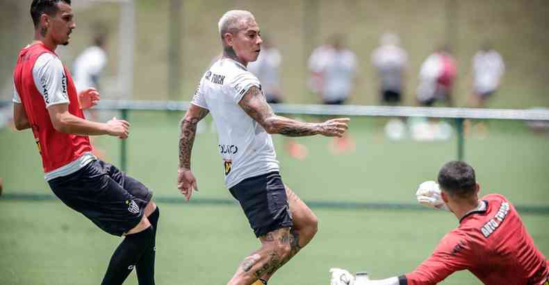 Jogadores retornaram aos treinamentos, mas s voltam a campo pelo Brasileiro na segunda, contra o Bragantino(foto: BRUNO CANTINI/AGNCIA GALO/ATLTICO)