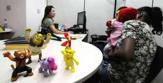 Sala de audincia da repartio do TJMG: reencontro de histrias que se separaram, em busca de um final feliz para os filhos(foto: Euler Jnior/EM/DA Press)