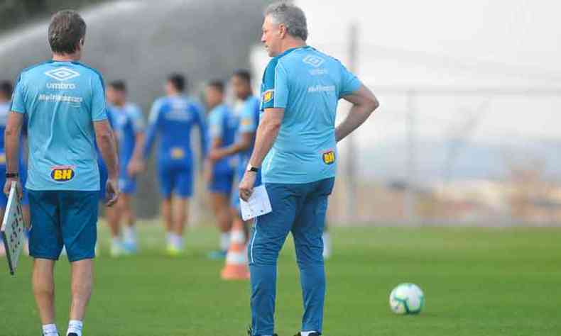 Abel foi contratado aps a demisso de Rogrio Ceni e ter a misso de evitar o rebaixamento do Cruzeiro(foto: Alexandre Guzanshe/EM/D.A Press)