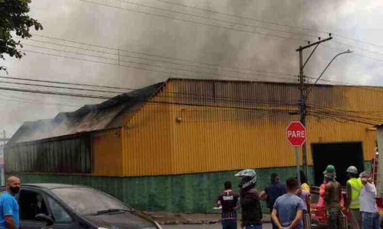 Fogo destruiu escritrio e provocou muita fumaa(foto: Corpo de Bombeiros/Divulgao)
