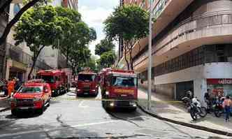 Corpo de bombeiros fechou a rua do incndio 