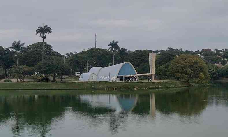 Foto mostra Lagoa da Pampulha com a Igrejinha de So Francisco