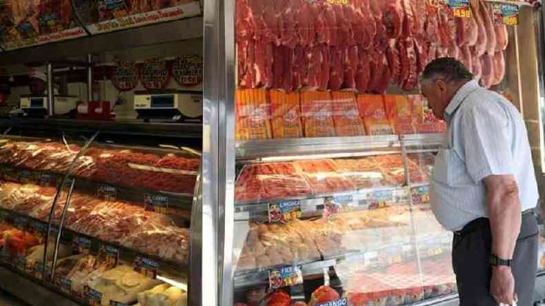 Homem compra carne em aougue em Santo Andr, So Paulo