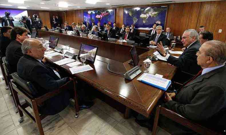 Reunio de Michel Temer com lderes e senadores da base aliada (foto: Marcos Corra/PR)