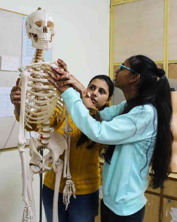 Examinadoras durante treinamento em esqueleto