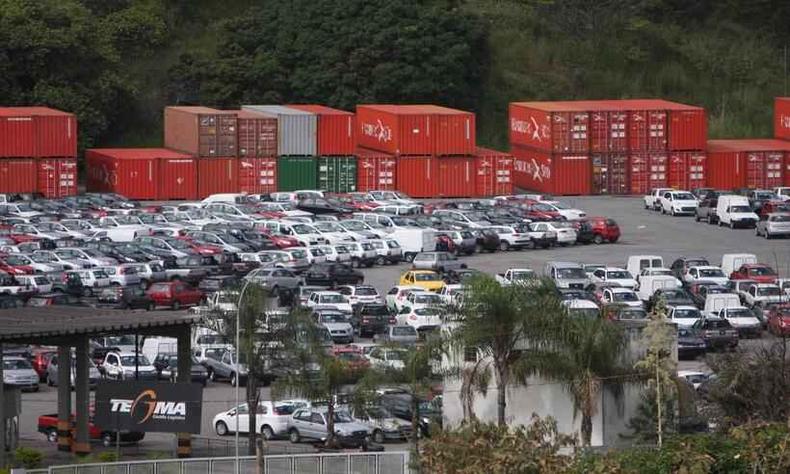 Preços dos carros zero quilômetro subiram, em média, 18,4%(foto: Edesio Ferreira/EM/D.A Press) Carros novos em um pátio de uma montadora
