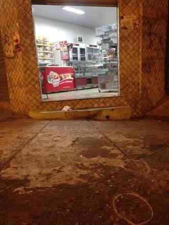 Porta de vidro ficou estilhaada pelos tiros(foto: Fernanda Penna/TV Alterosa)