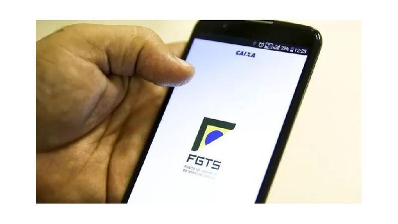 A retirada pode ser feita pelo aplicativo CAIXA TEM(foto: MARCELO CAMARGO/AGÊNCIA BRASIL) Celular aberto em aplicativo do FGTS
