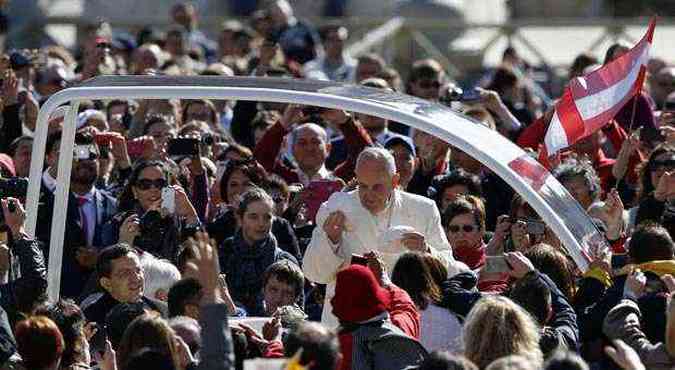 Papa Francisco faz apario ao pblico na quarta-feira um dia antes da via-crucis no Vaticano(foto: Stefano Rellandini/Reuters)