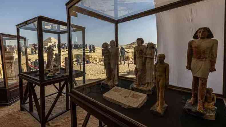 Esttuas encontradas em tmulos em um stio arqueolgico ao sul do Cairo
