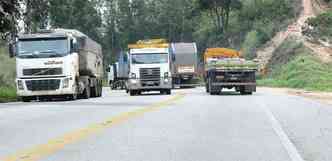 Excesso de caminhes perto de Ravena aumenta risco de acidentes na BR-381, no sentido Vitria(foto: PAULO FILGUEIRAS/EM/D.A PRESS)