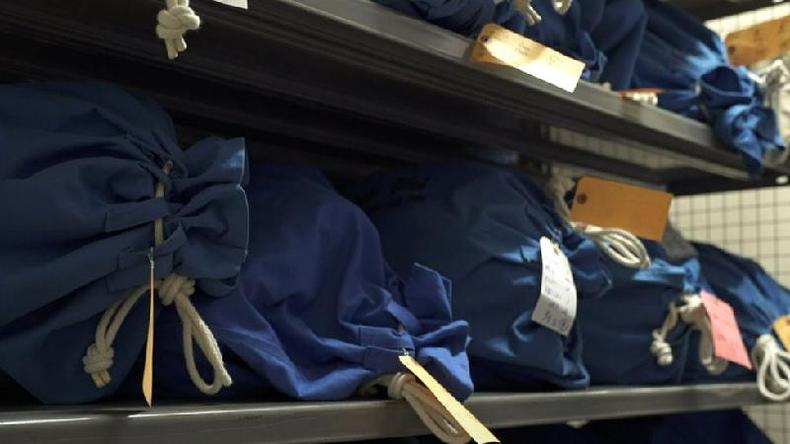 Sacolas com objetos em centro de Achados e Perdidos