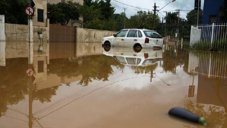Em poucos dias, choveu a média de janeiro inteiro na região metropolitana de SP(foto: Reuters) Carro em rua alagada em Franco da Rocha