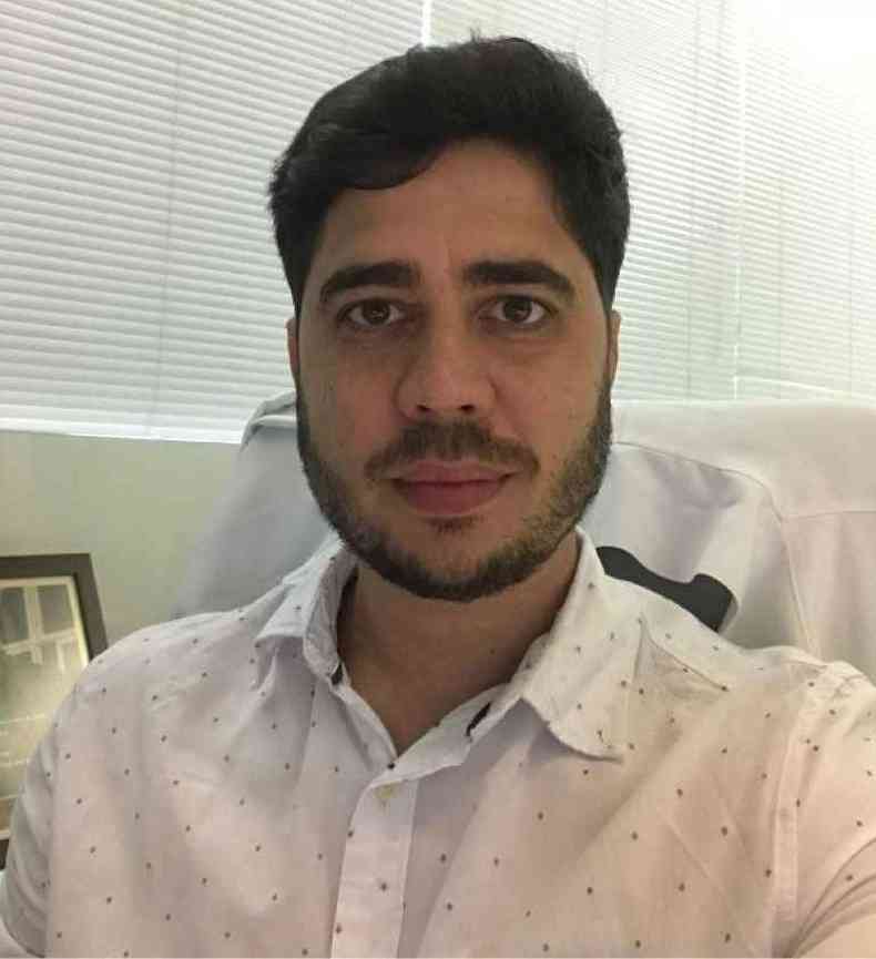 Lucas Fragoso, de 34 anos,  especialista em cirurgia de trax e trabalha em quatro hospitais de Divinpolis(foto: arquivo pessoal/divulgao)