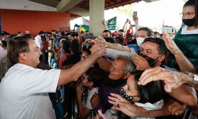 Sem mscara, Bolsonaro cumprimenta apoiadores e causa aglomerao(foto: Alan Santos/PR)