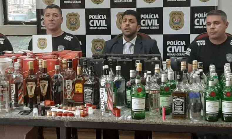Foram apreendidos cerca de 20 litros de produto alcolico(foto: Polcia Civil/ divulgao )