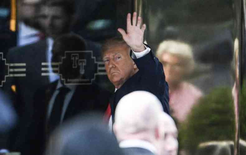 Trump chegando  Trump Tower, em Nova York, nessa segunda-feira (3/3)