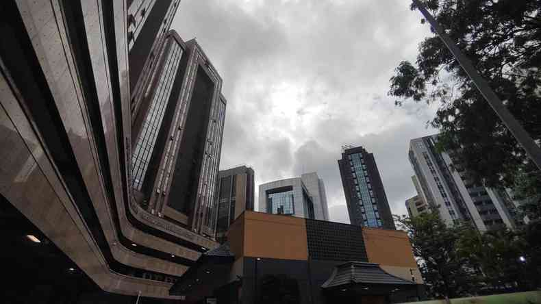 Praa da assemblei tempo nublado chuvas Belo Horizonte