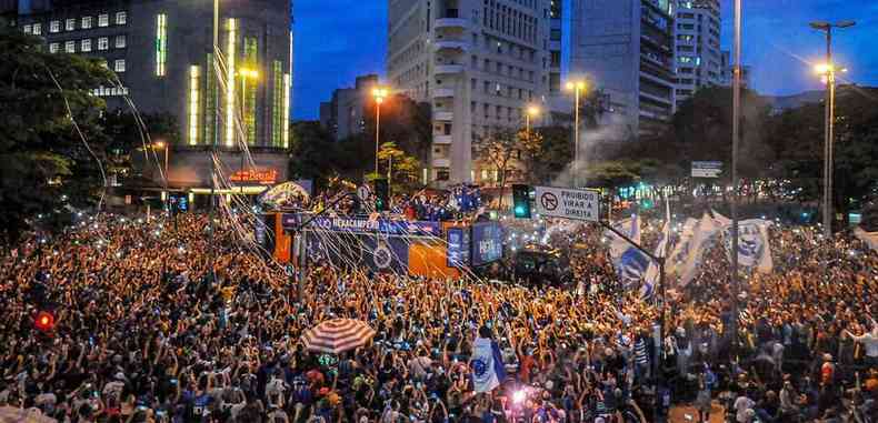 Multido se deslocou at ao Centro da capital para comemorar o hexacampeonato do Cruzeiro na Copa do Brasil. (foto: Leandro Couri/EM/D.A Press)