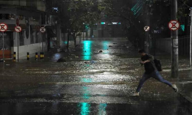 Ponto de alagamento na Rua Joaquim Murtinho, no bairro Santo Antnio provocado pelo temporal dessa segunda-feira