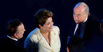 Dilma com Joseph Blatter, da Fifa, e Jos Maria Marin, da CBF: presidente ontem fez 10 postagens em rede social em pouco mais de 30 minutos(foto: Christophe Simon/AFP)